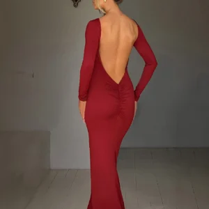 Elegancka obcisła sukienka maxi z długim rękawem i odkrytymi plecami Czerwony