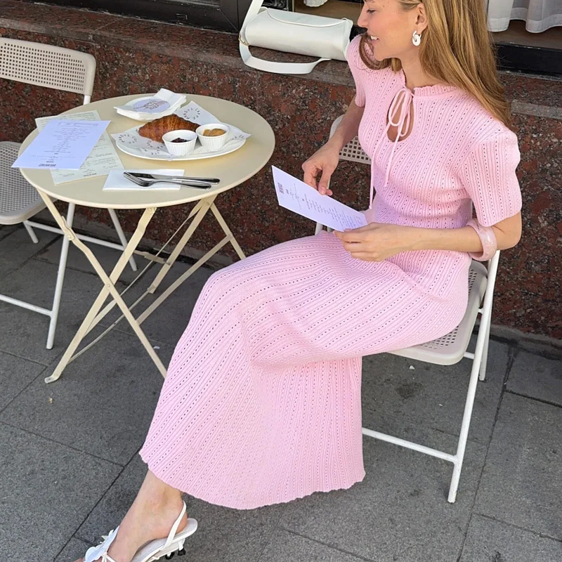 Elegancka sukienka dzianinowa z prążków z wiązaniem i krótkimi rękawami Różowy