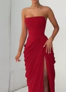 Elegancka sukienka maxi bez ramiączek z plisami i rozcięciem Lawenda
