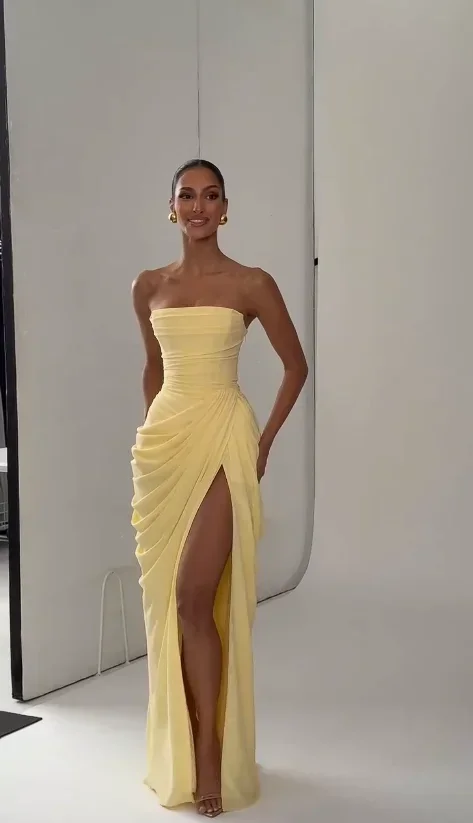 Elegancka sukienka maxi bez ramiączek z plisami i rozcięciem Zielony