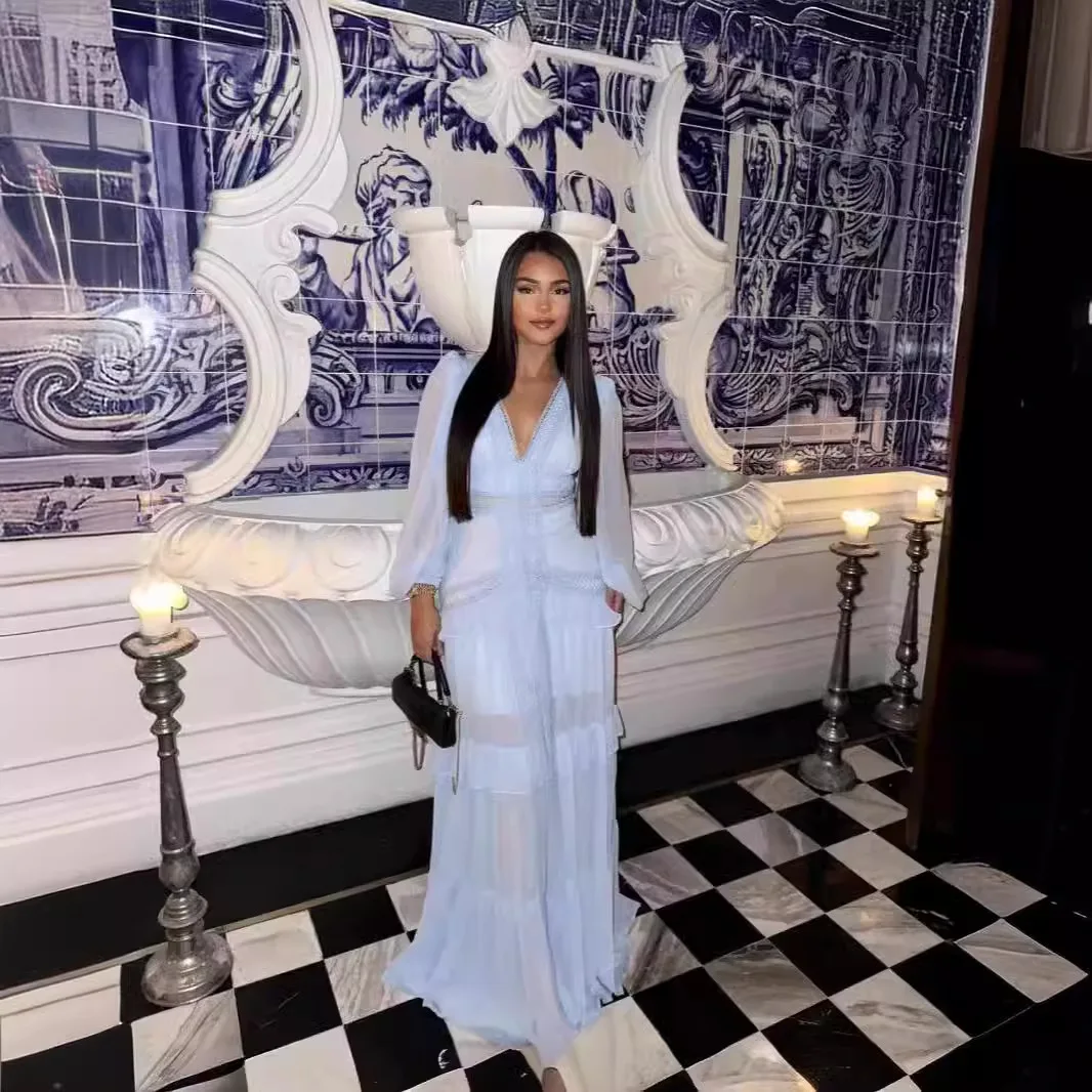 Elegancka sukienka maxi z falbankami i wycięciami Jasnoniebieski