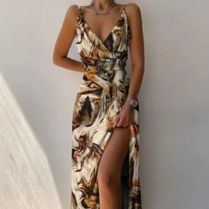 Elegancka sukienka maxi z głębokim dekoltem i rozcięciem Kawowy