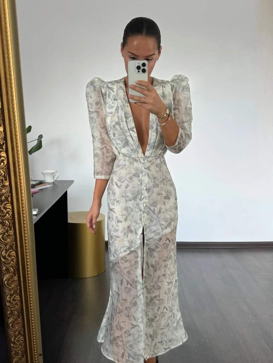 Elegancka sukienka szyfonowa z falbanami i rozcięciem rybi ogon Brązowy