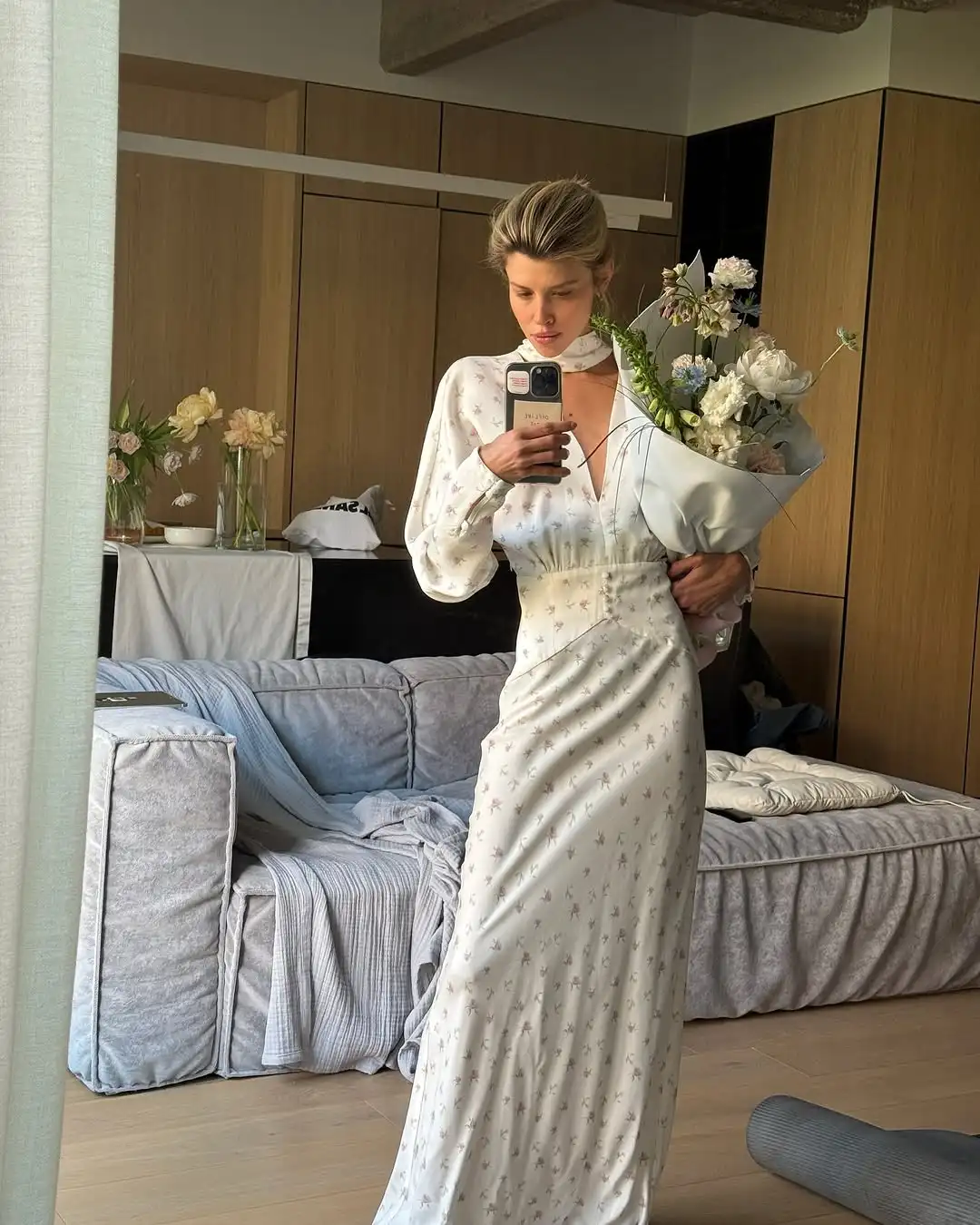 Elegancka sukienka szyfonowa z falbanami i rozcięciem rybi ogon Fluoresceyna
