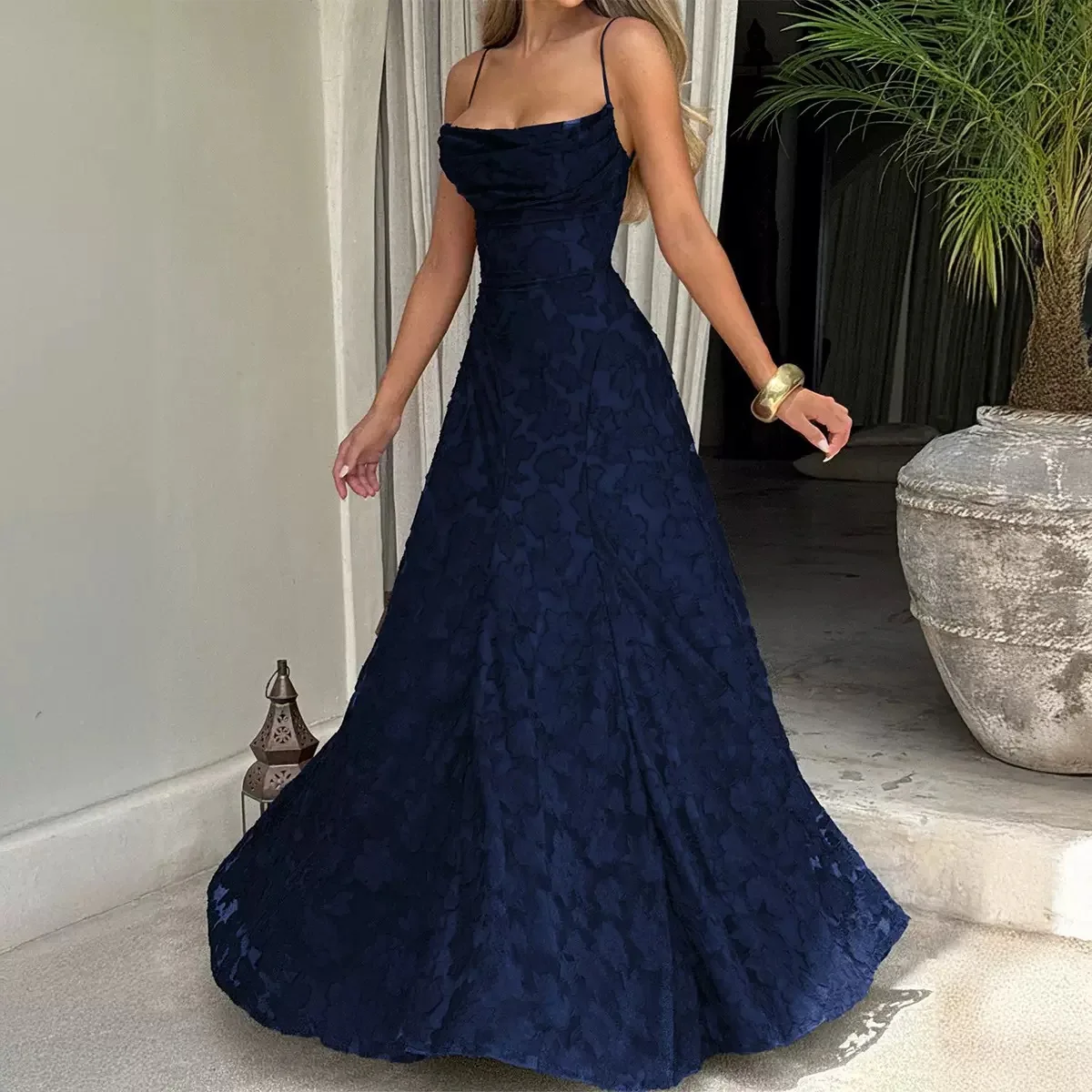 Elegancka sukienka szyfonowa z odkrytymi plecami na wesele Khaki