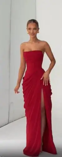 Elegancka suknia maxi bez ramiączek z plisami i rozcięciem Beżowy