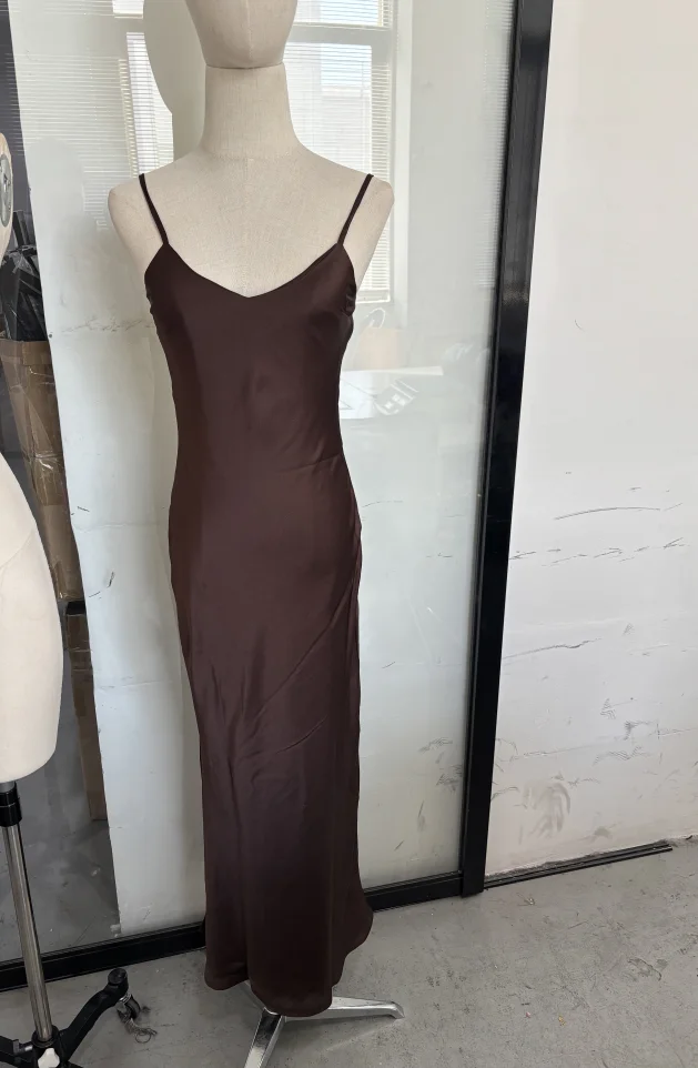 Elegancka suknia maxi bez ramiączek z plisami i rozcięciem żółty