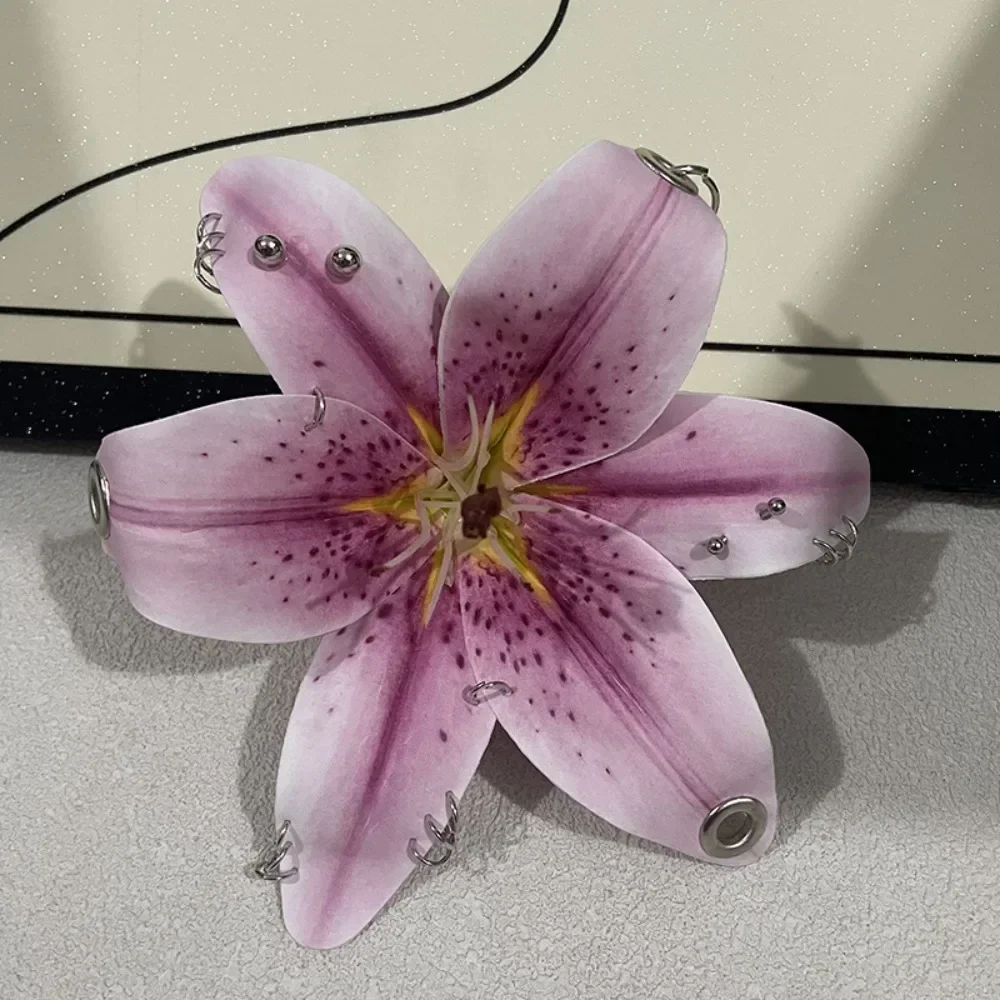 Elegancki breloczek z lilią i orchideą — symulacja kwiatu Błękitny