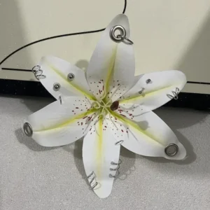 Elegancki breloczek z lilią i orchideą — symulacja kwiatu Ciemny róż