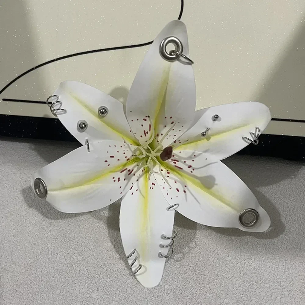 Elegancki breloczek z lilią i orchideą — symulacja kwiatu Ciemny róż