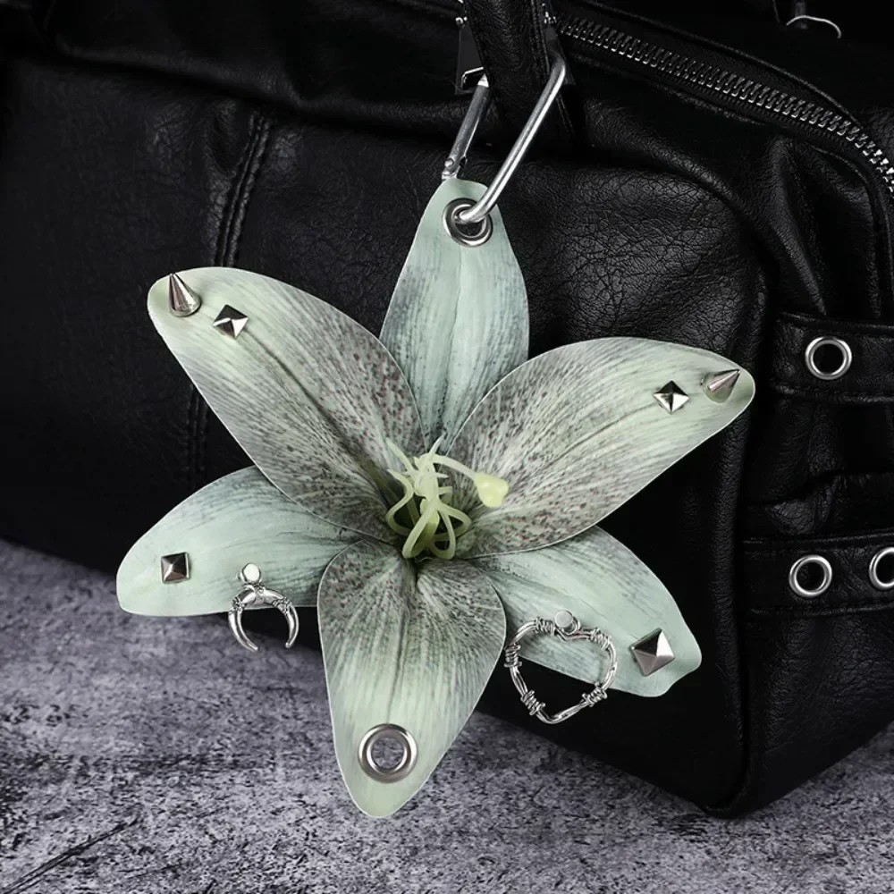 Elegancki breloczek z lilią i orchideą — symulacja kwiatu Czerwony