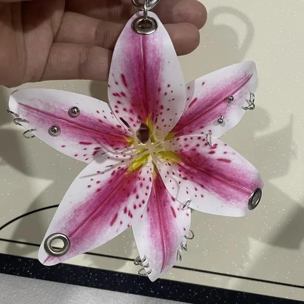 Elegancki breloczek z lilią i orchideą — symulacja kwiatu Jasny róż