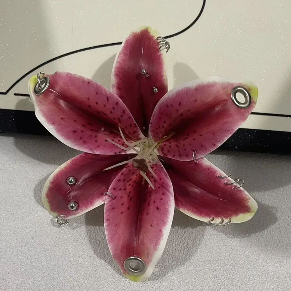 Elegancki breloczek z lilią i orchideą — symulacja kwiatu Khaki