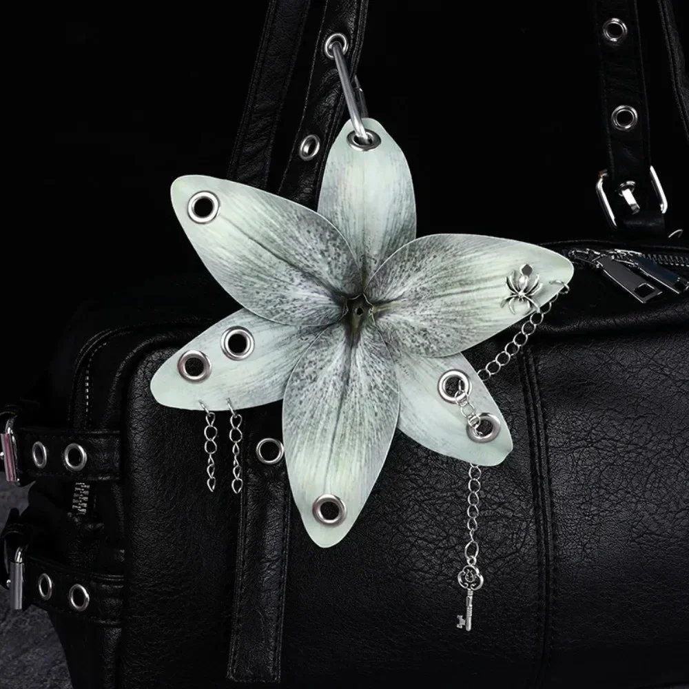 Elegancki breloczek z lilią i orchideą — symulacja kwiatu Kolba