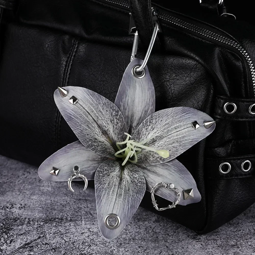 Elegancki breloczek z lilią i orchideą — symulacja kwiatu Niebieski