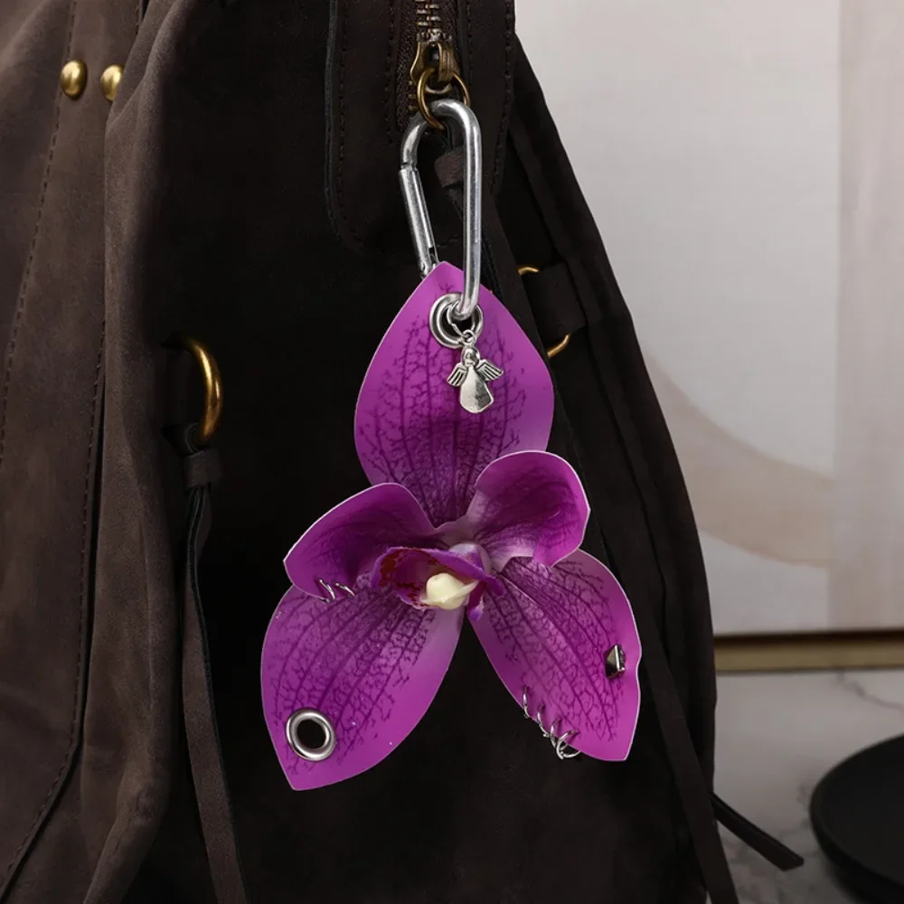 Elegancki breloczek z lilią i orchideą — symulacja kwiatu Szampan