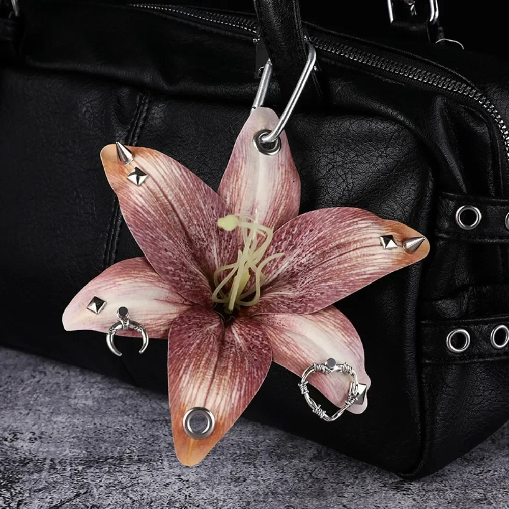 Elegancki breloczek z lilią i orchideą — symulacja kwiatu Szary