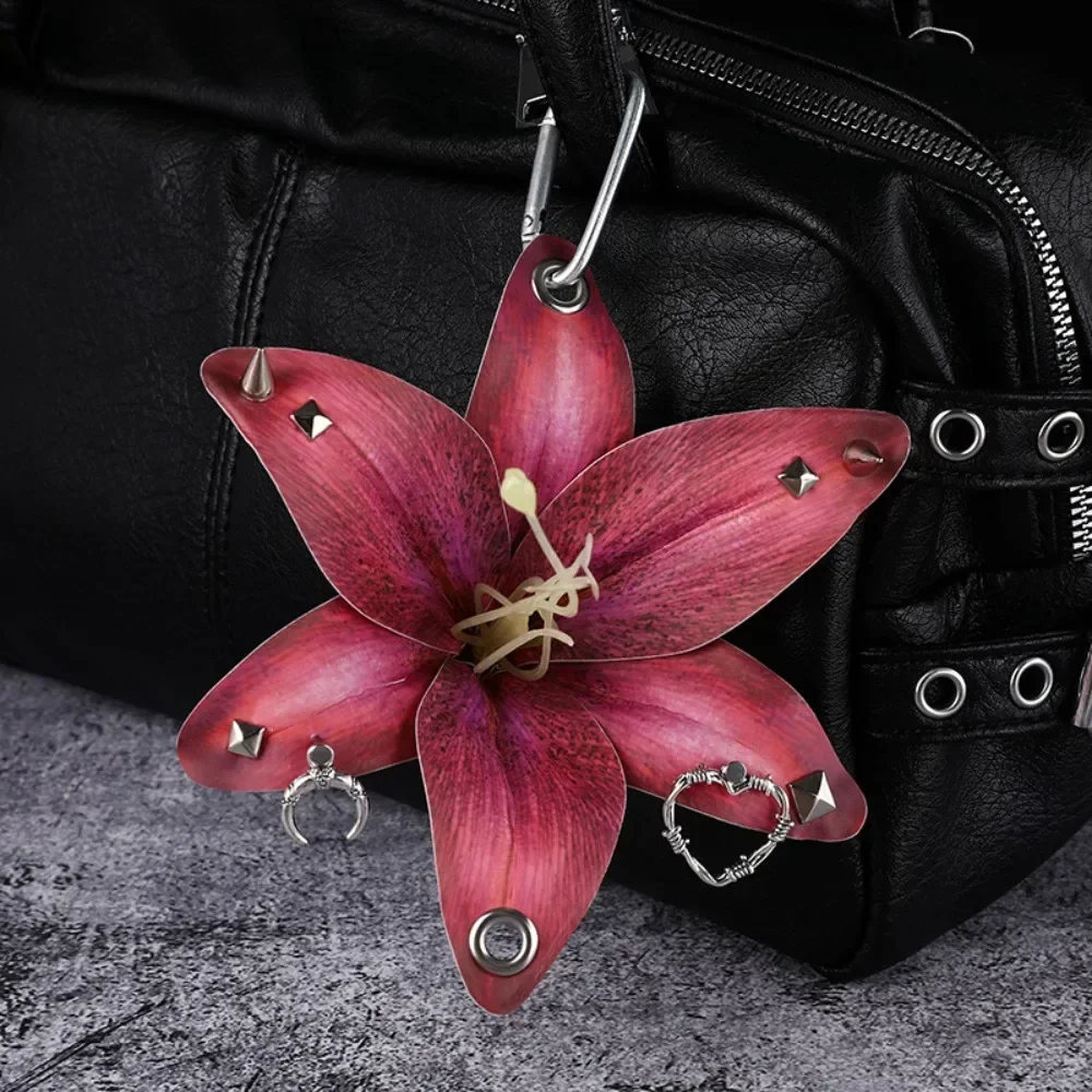 Elegancki breloczek z lilią i orchideą — symulacja kwiatu Zielony