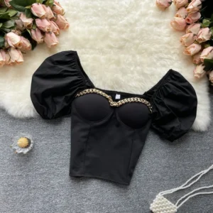 Elegancki crop top z odkrytymi ramionami i łańcuszkiem Beżowy
