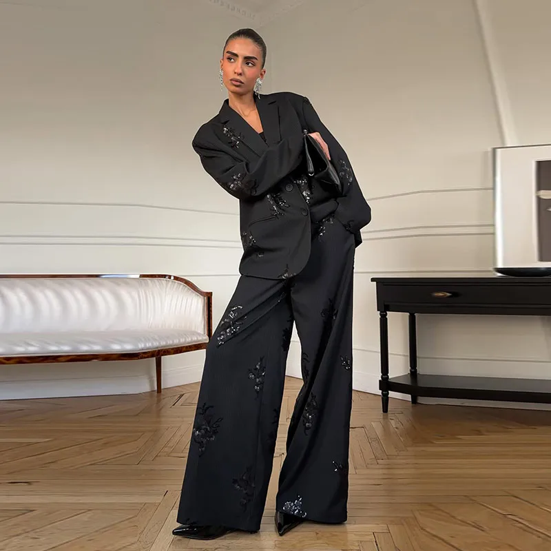 Elegancki zestaw z cekinowego żakietu i szerokich spodni Suits