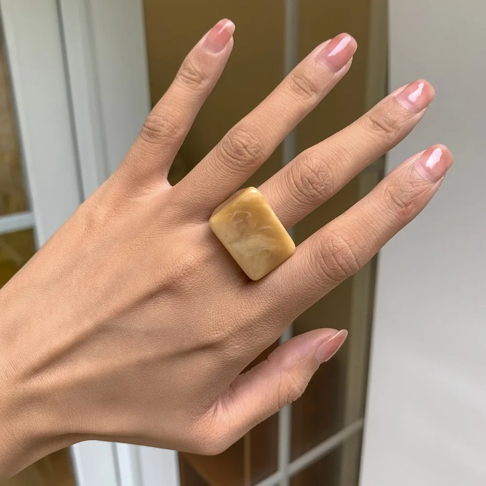 Geometryczny pierścionek z akrylu — kwadratowy kształt w pastelowych kolorach Khaki