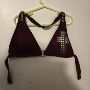 Gotycka góra od bikini na ramiączkach z cyrkoniami i krzyżem Czarny