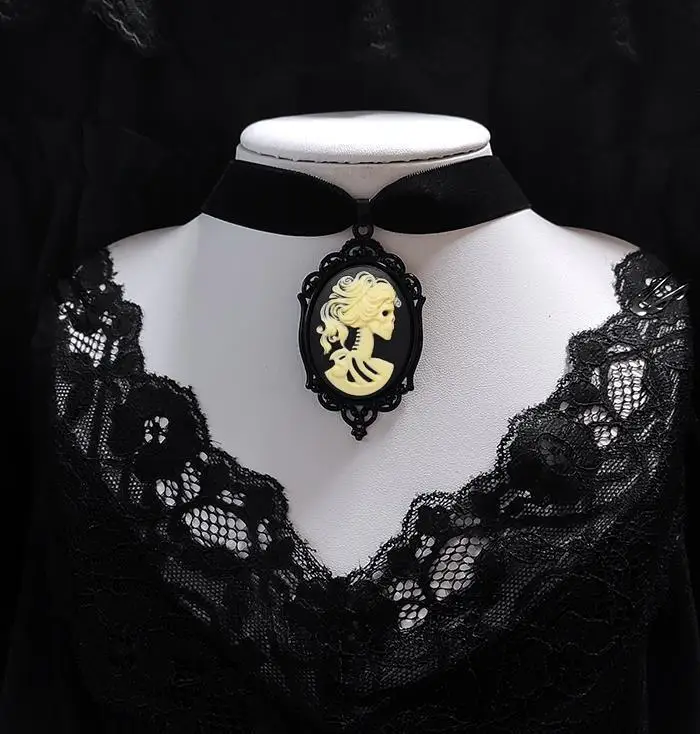 Gotycki choker aksamitny z kotem, różą i wroną - naszyjnik punk Czarny, platerowany pistoletem