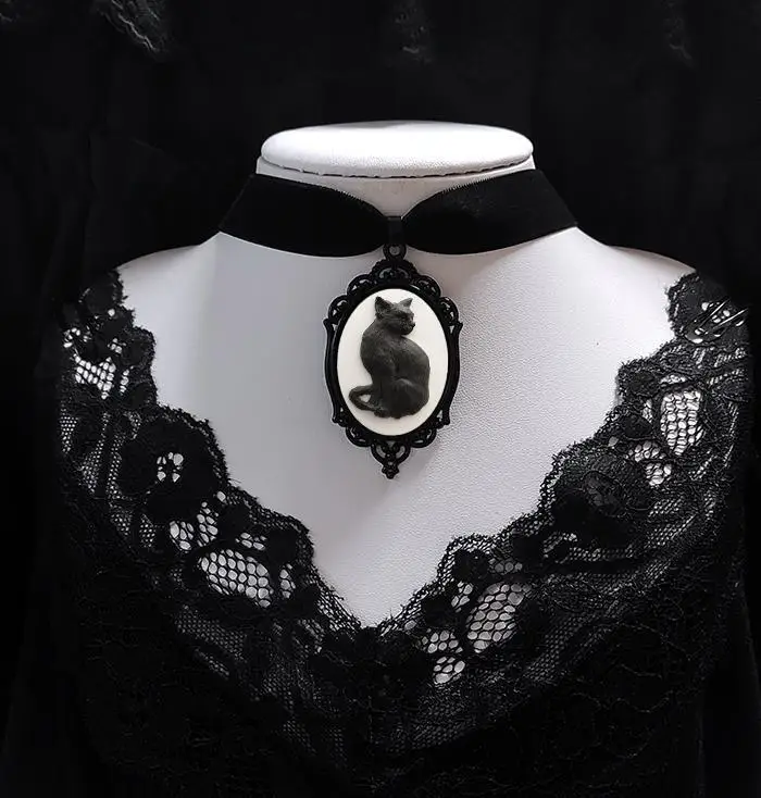 Gotycki choker aksamitny z kotem, różą i wroną - naszyjnik punk Kolor jasnożółtego złota