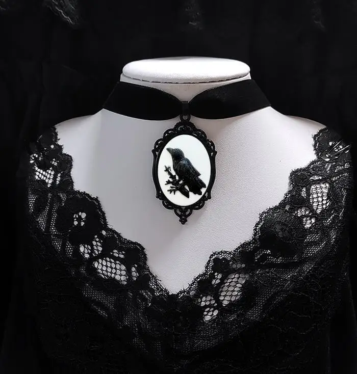 Gotycki choker aksamitny z kotem, różą i wroną - naszyjnik punk Kolor różowego złota