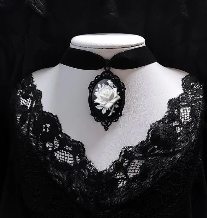 Gotycki choker aksamitny z kotem, różą i wroną - naszyjnik punk Posrebrzane