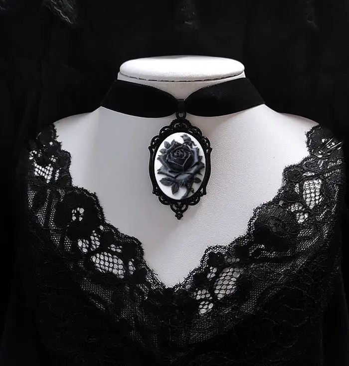 Gotycki choker aksamitny z kotem, różą i wroną - naszyjnik punk Rodowany