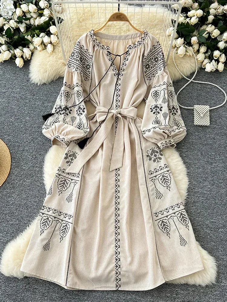 Haftowana sukienka boho z bufiastymi rękawami Beżowy
