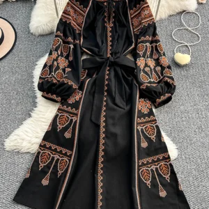 Haftowana sukienka boho z bufiastymi rękawami Czarny