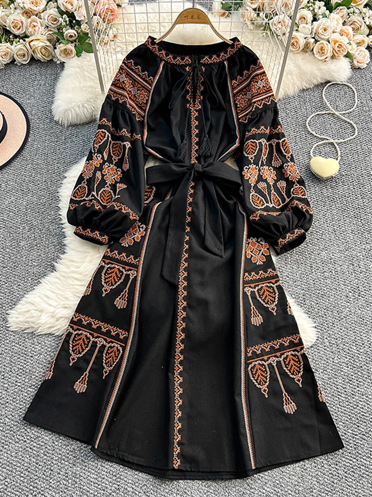 Haftowana sukienka boho z bufiastymi rękawami Czarny