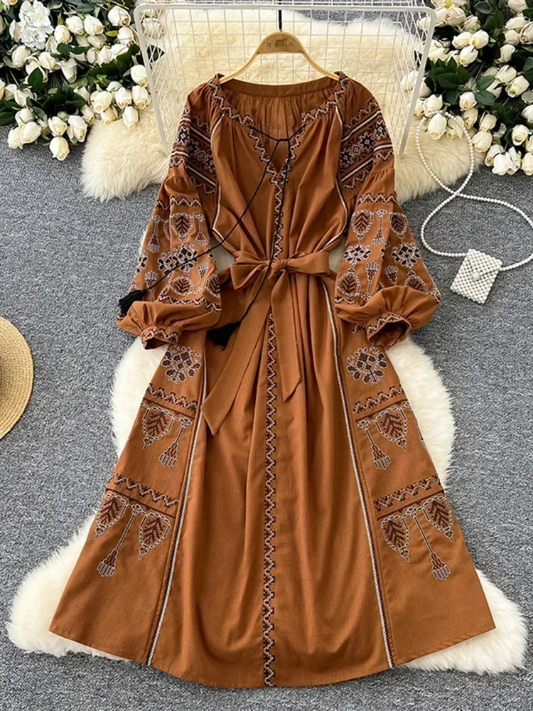 Haftowana sukienka boho z bufiastymi rękawami Brązowy