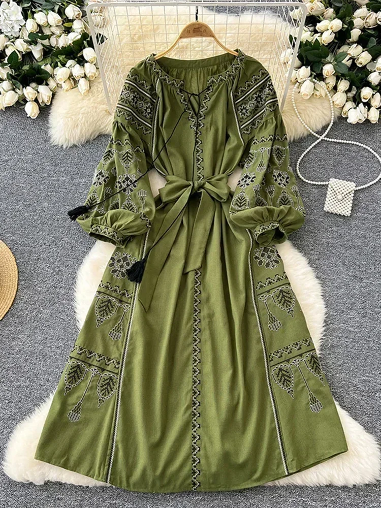 Haftowana sukienka boho z bufiastymi rękawami Zielony