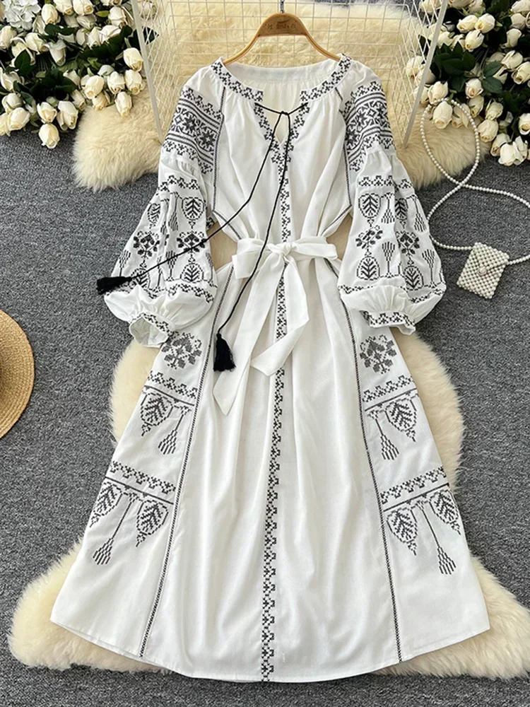 Haftowana sukienka boho z bufiastymi rękawami Biały