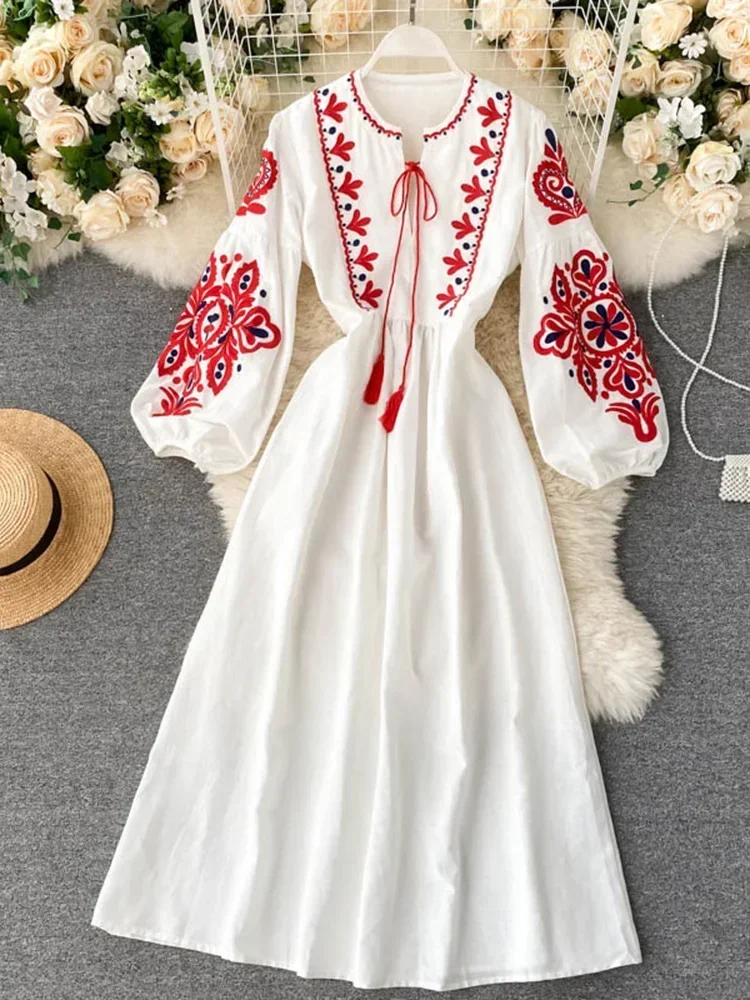 Haftowana sukienka boho jesienna z rękawem latarnia Biały