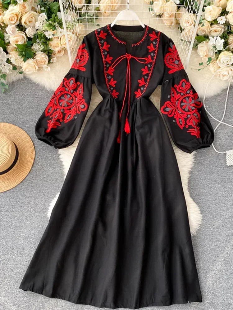 Haftowana sukienka boho jesienna z rękawem latarnia Czarny