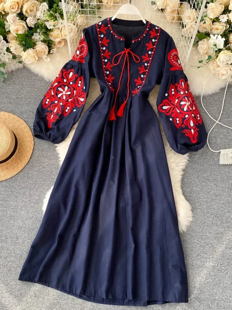 Haftowana sukienka boho jesienna z rękawem latarnia Niebieski