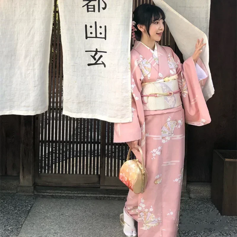 Japońskie kimono Yukata w tradycyjnym stylu Szampan