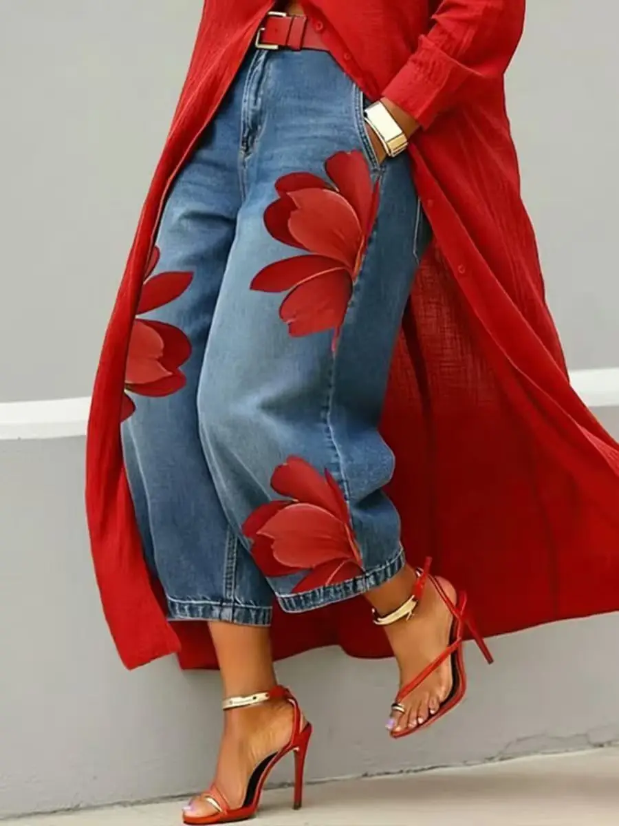 Jeansowe spodnie w kwiaty z szerokimi nogawkami — boho streetwear Czerwony