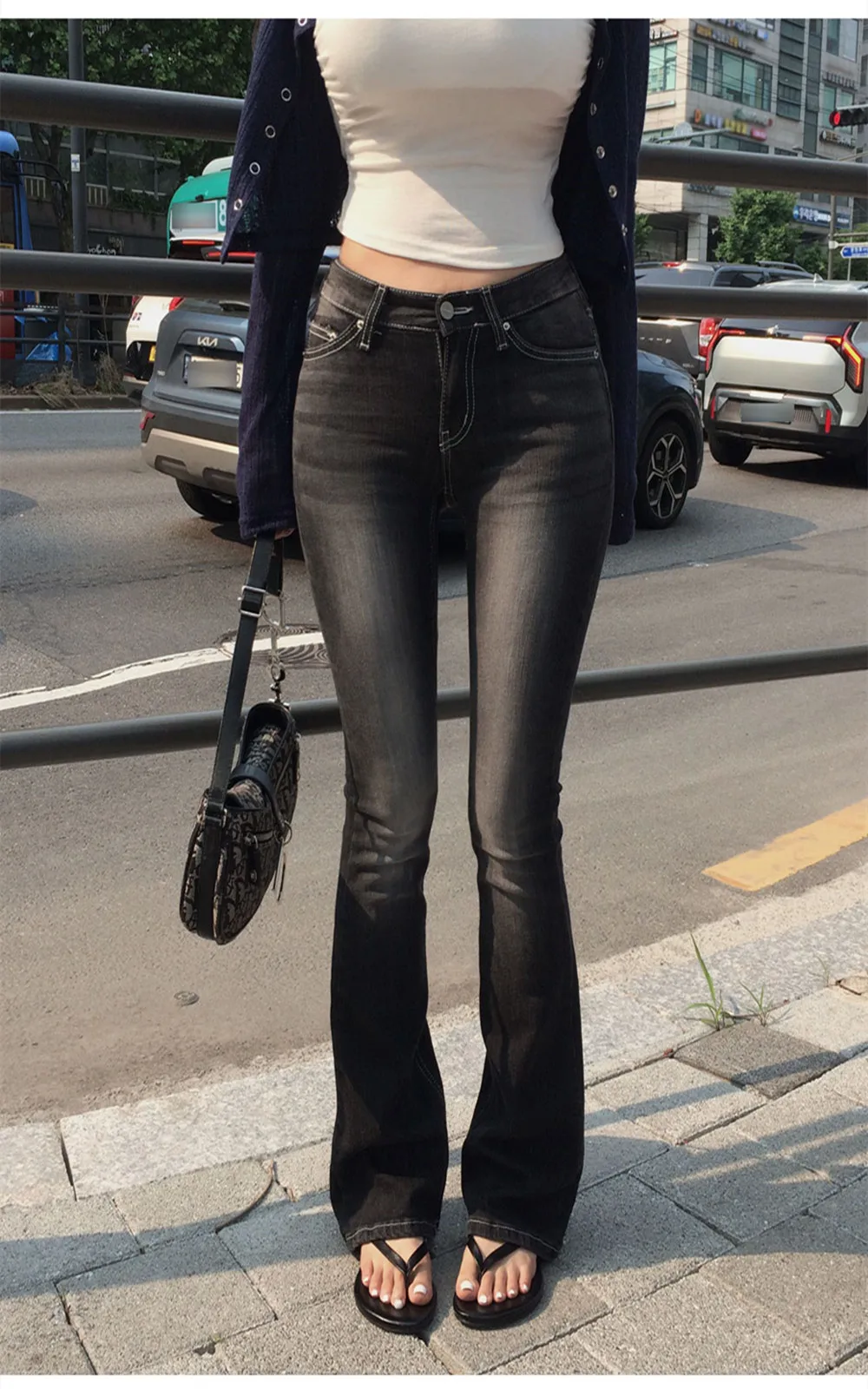 Jeansy damskie z rozcięciem i rozszerzaną nogawką Ciemnoszary