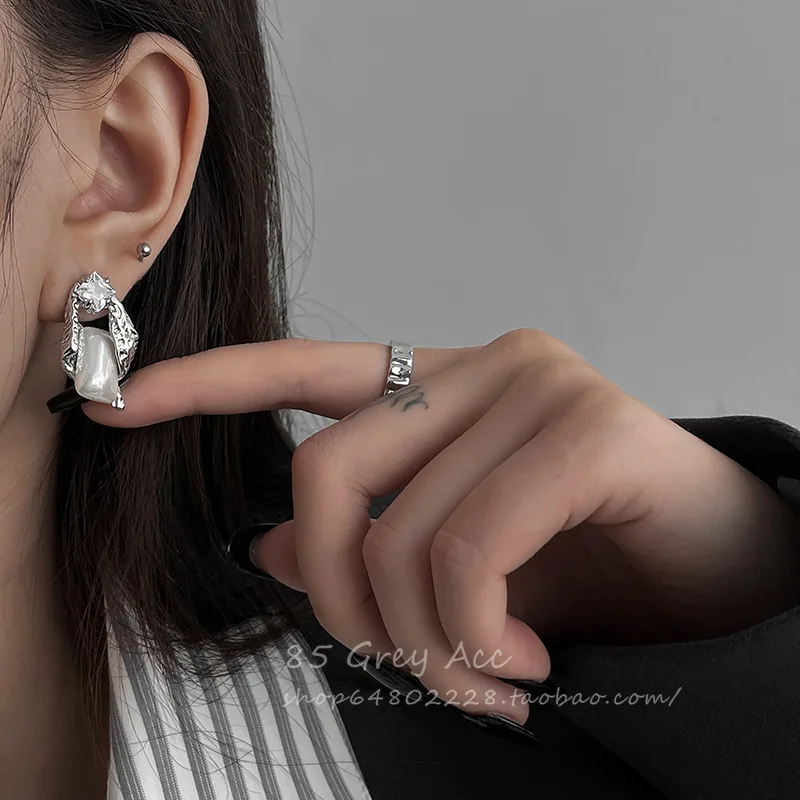 Kolczyki z perłą i cyrkonią na srebrnym sztyftcie — koreański design Biały