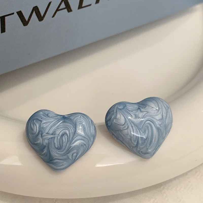 Kolczyki wiszące vintage z perłą i emalią — złoty kolor Pomarańczowy