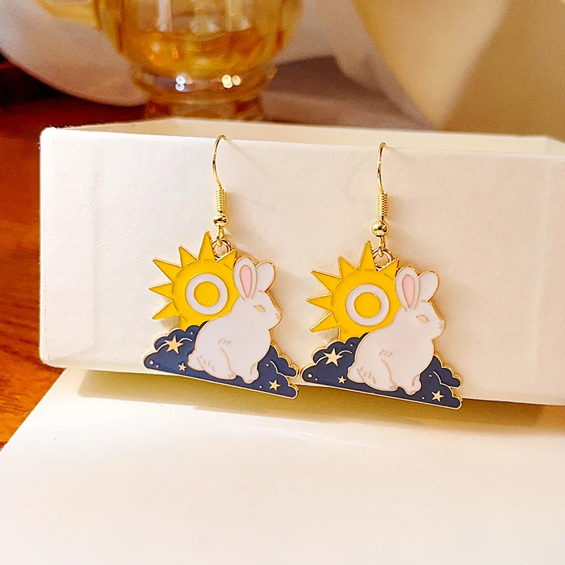 Kolorowe emaliowane kolczyki wiszące ze zwierzętami – kot, karp koi, smok Niebiesko biały ocynkowany