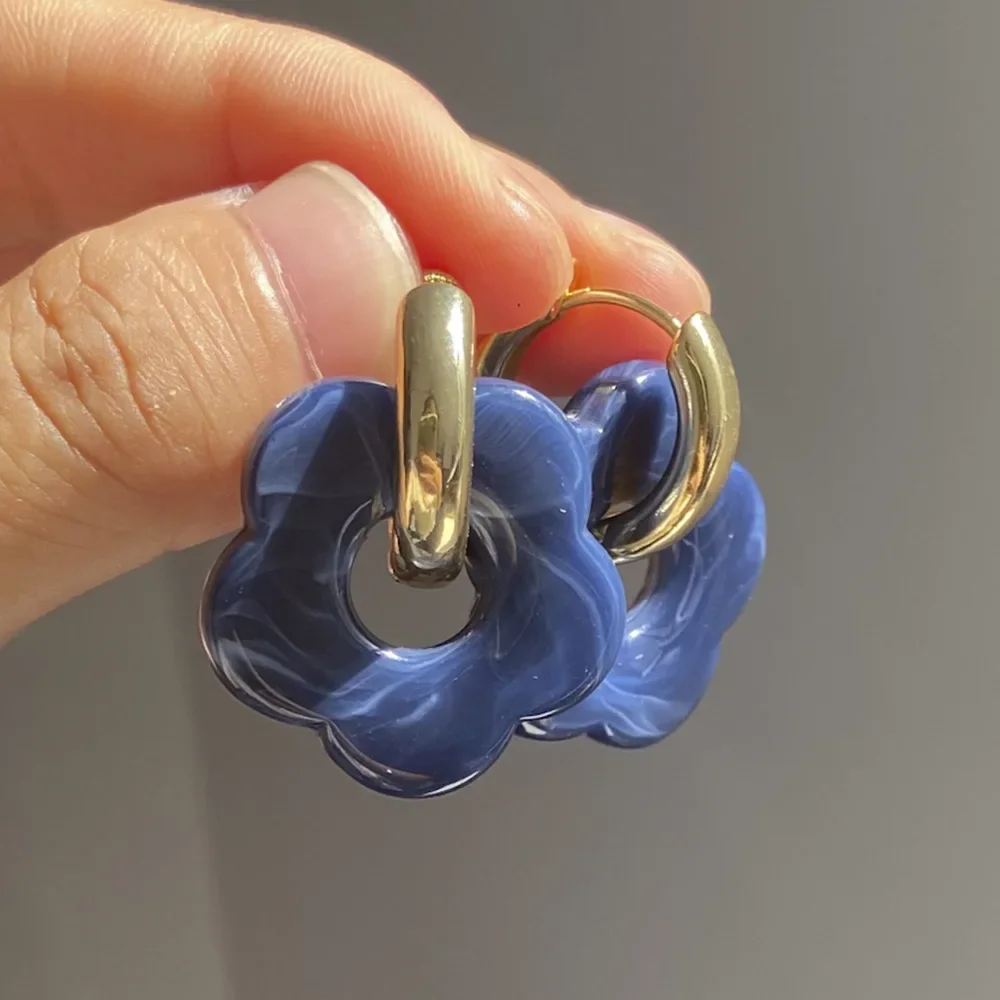 Kolorowe kolczyki akrylowe z kwiatami żywicy – złote obręcze Czarny, platerowany pistoletem
