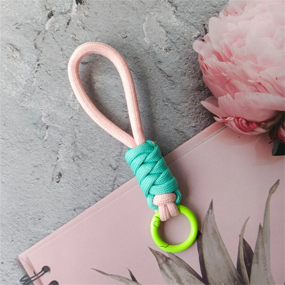 Kolorowy pleciony pasek na nadgarstek z breloczkiem — unisex paracord Brązowy
