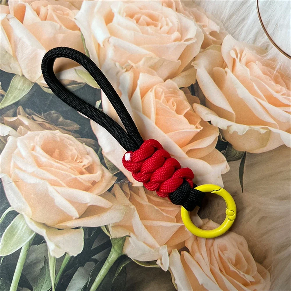 Kolorowy pleciony pasek na nadgarstek z breloczkiem — unisex paracord Ciemnoszary