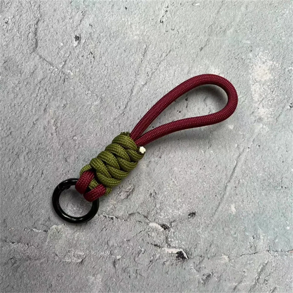Kolorowy pleciony pasek na nadgarstek z breloczkiem — unisex paracord Ciemny róż